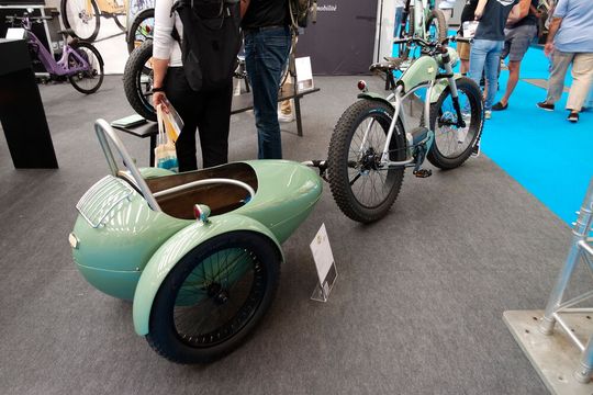 Heritagebikes bietet auch einen optisch passenden Anhänger, der sich für den Transport von Gepäck oder einer kleinen Person eignet.(Bild:  sp-x /Mario Hommen)