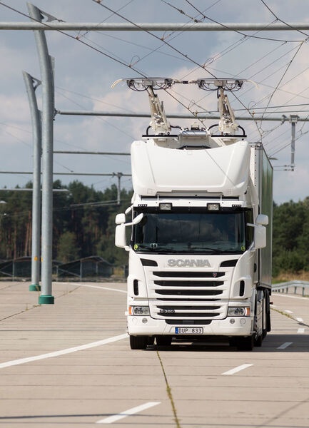 Beim Folgeprojekt Enuba 2 ging Siemens eine Partnerschaft mit der schwedischen Firma Scania ein. Im Fokus stand die optimierte Integration der Antriebstechnik und Stromabnehmer in das Fahrzeug sowie die Bereitstellung der erforderlichen Verkehrssteuerungssysteme. (Siemens AG)
