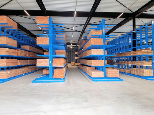 Blaues Platzwunder! So sieht es im neuen Logistikzentrum des Gartenhausherstellers Trendhout in den Niederlanden aus. Um die Räumlichkeiten bestens zu nutzen und den Kommissionieraufwand zu reduzieren, hat man sich für ein Regalsystem von Ohra entschieden.(Bild:  Ohra)