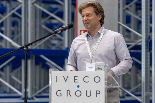 Die Iveco Group hat kürzlich den Schlüssel für das neue Ersatzteillager in Giengen an der Brenz erhalten. Gerrit Marx, CEO der Iveco Group, betonte: „Weil wir nun auch hier einen Standort haben, liegt es uns sehr am Herzen, unser regionales soziales Engagement auszuweiten.“ Die Iveco Group hat kürzlich den Schlüssel für das neue Ersatzteillager in Giengen an der Brenz erhalten. Gerrit Marx, CEO der Iveco Group, betonte: „Weil wir nun auch hier einen Standort haben, liegt es uns sehr am Herzen, unser regionales soziales Engagement auszuweiten.“