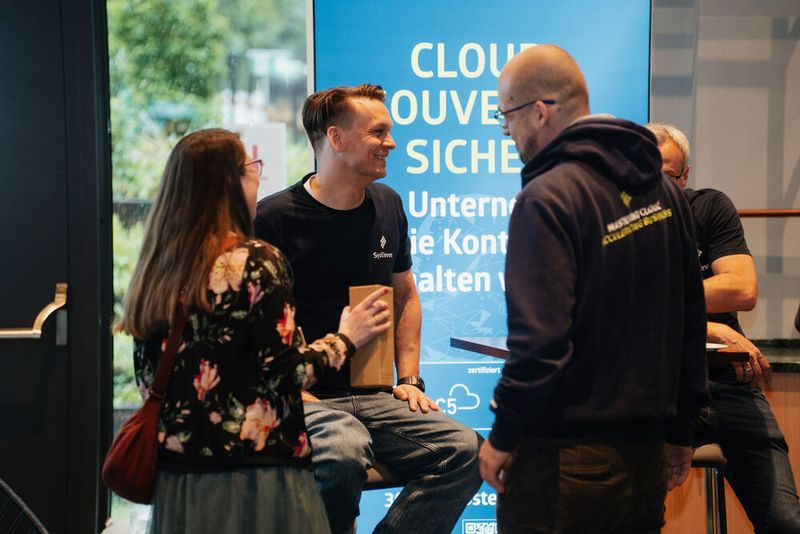 Lebhafte Diskussionen und strahlende Gesichter am Stand von SysEleven. (Bild: Manuel Emme Fotografie / Vogel IT-Akademie)