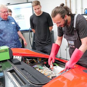 Das Konzept hinter Diakom-E sieht selbstbestimmtes Lernen anhand von sogenannten Lern- und Arbeitsaufgaben vor. Trainer bzw. Lehrer haben hier eher eine moderierende Rolle.(Bild:  Schmidt - VCG)