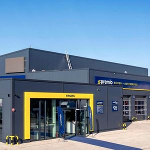 Der neue Premio-Standort umfasst neben dem Werkstattbetrieb auch Verwaltungs-, Sozial- und Schulungsräume. (Bild:  Premio Reifen + Autoservice Reifen Gabel)