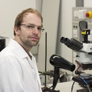 Abb. 2: Bernhard Pummer untersucht die Eisnukleation unter dem Mikroskop.