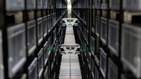 Bei Exotecs Automatisierung des Lyreco-Logistikzentrums liegt der Fokus eindeutig auf Effizienz, Qualität und Sicherheit.(Bild:  Exotec)