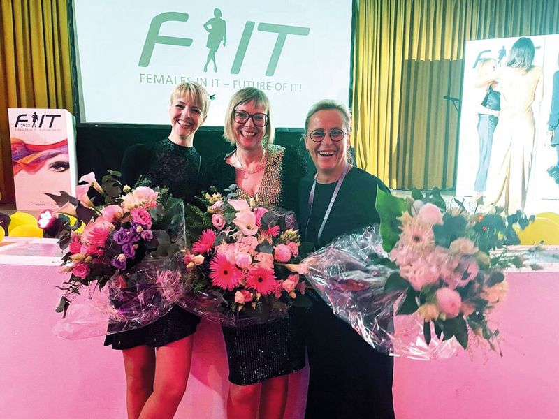Ilka Friese und Anja Greulich (DB Systel) moderieren die WIN-Awards – Evelyn Vogt (Westcon) führte durch die zweite Tageshälfte des Kongresses. (Bild: Vogel IT-Medien GmbH)
