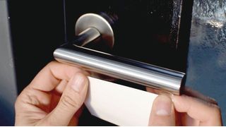 Die Wirkung der Logis-Grips-Antikeimfolie beruht auf einer Kombination von porendichter Oberfläche und spezieller Hygienebeschichtung.
 (LOGIS Technologies )