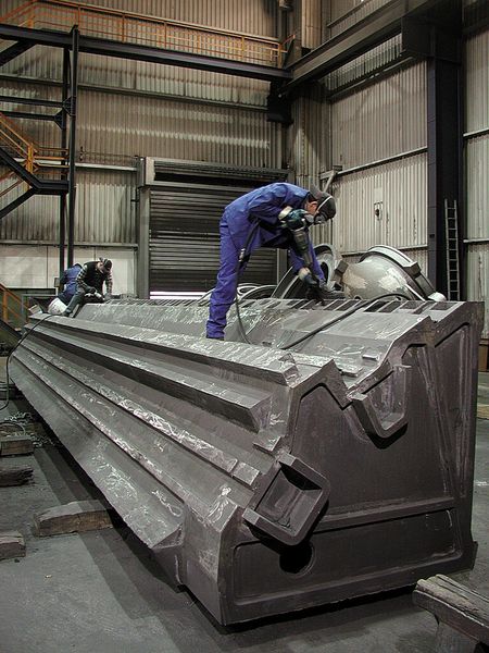 Das Meuselwitz-Guss-Portfolio umfasst Gussteile mit hoher Maßgenauigkeit und Oberflächengüte bis zu 80 t Stückgewicht, beispielsweise für den Werkzeugmaschinenbau ein Schrägbett mit Abmessungen von 11500 mm x 2270 mm x 1660 mm und einem Stückgewicht von 32.820 kg, Werkstoff: EN-GJL-250 nach DIN EN 1561, Auslieferungszustand: geputzt. (Bild: Meuselwitz Guss)