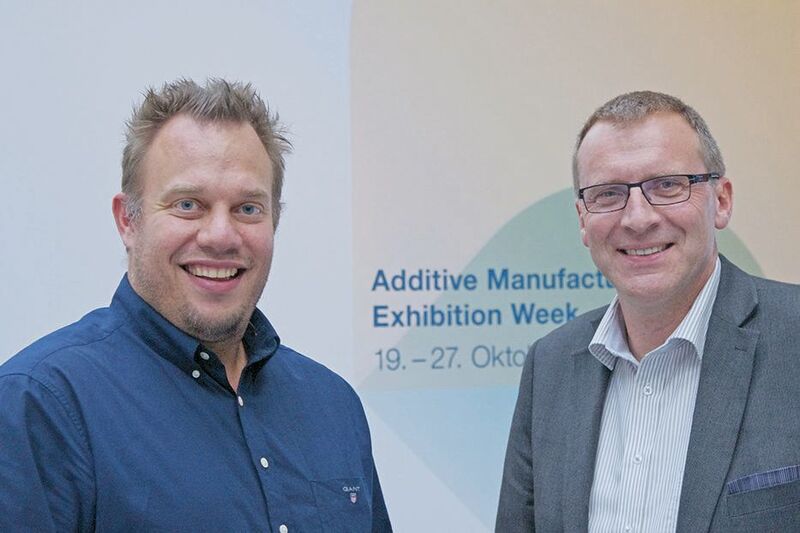 Patrik Högger (left) and Andreas Schachtner draw the attention of Bühler’s designers and production staff to the advantages of additive manufacturing. (Konrad Mücke SMM)