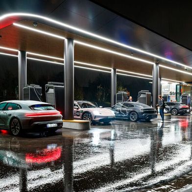 Der Fahrspaß mit dem Porsche Taycan kann jäh ausgebremst werden: Behörde droht mit Stilllegung, wenn der sicherheitsrelevante Mangel an der Hochvoltbatterie nicht fristgerecht beseitigt wird. (Bild: Porsche)