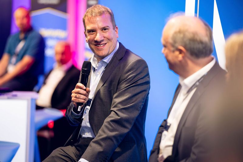 Vortrag Mitel: Unter dem Titel „Mitel/Unify – eine neue Liebe?!“ beleuchtete Martin Bitzinger (Senior Vice President Product Management & Marketing – Mitel) Strategie, Produktportfolio, Roadmap und Updates. (Bild: Dierck Group)