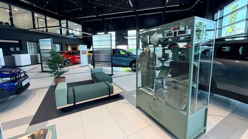 Auch Zubehör wird im Showroom präsentiert. (Bild: Autohaus Sirch)