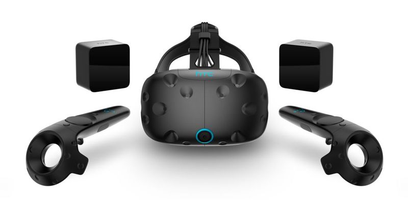 Die VR-Brille HTC Vive mit Controllern und zwei Laserlichtquellen für das Tracking. (Bild: HTC)
