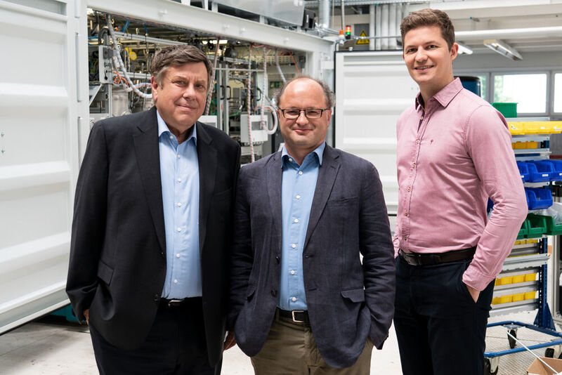 Auch nominiert und urkundlich erwähnt wurden Prof. Wolfgang Arlt (links), Prof. Peter Wasserscheid (Mitte) und Dr. Daniel Teichmann für ihre Entwicklung von flüssigen Wasserstoffspeichern.  (Ansgar Pudenz)
