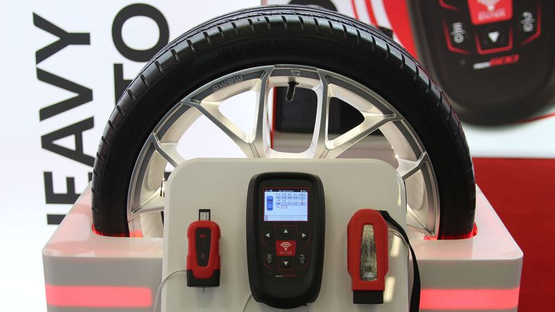 Bartec stellt sein neues „TECH600“ vor, ein Universalwerkzeug zum Anlernen und Codieren von RDK-Sensoren.(Bild:  NEUE REIFENZEITUNG/Christian Marx)