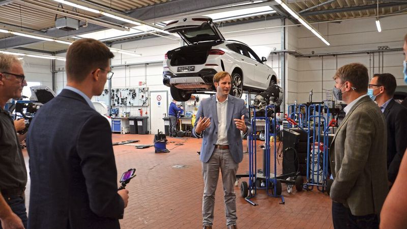 Beim Rundgang durch das Unternehmen ließ sich die Jury die digitalen Prozessschritte im Service näher erläutern. (Bild: Karin Bayha)