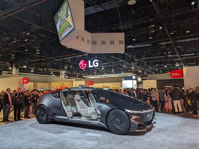 Bild 13: Im Fokus des gemeinsamen Messeauftritts von LG und ZKW stand das LG Concept Car, das mit hochauflösenden microZ-LED-Scheinwerfern von des Zulieferers ausgestattet ist. (Bild: Stefanie Eckardt)