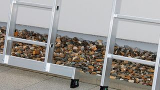 Aktuelle Infos rund um die neue DIN EN 131-1/2 und DIN EN ISO 14122 präsentiert die Günzburger Steigtechnik in Düsseldorf: Hier eine Anlegeleiter der Günzburger Steigtechnik, rechts in der bisherigen Version (bis 31. Dezember 2017 noch erhältlich), links mit Traverse mit Nivello-Leiterschuhen nach der neuen Norm DIN EN 131. (Günzburger)