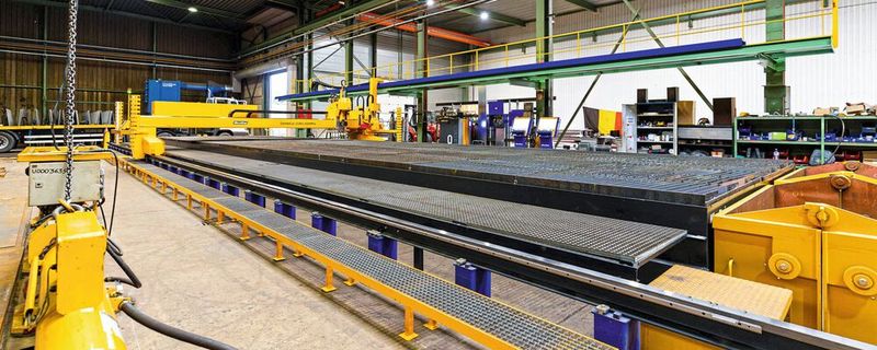 Neue Schneidlösung bei Ivens: Die robuste Schneidanlage der Baureihe Combi Cut wurde mit einer Arbeitsfläche von 21.000 x 4.500 Millimetern zur Bearbeitung besonders großer Bleche ausgelegt.(Bild:  Microstep)