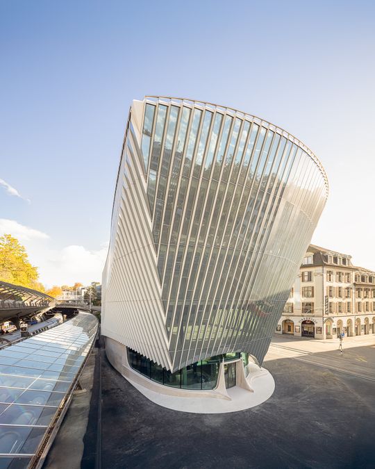 Spezielle Beschichtungen der Dreifach-Isolierverglasung kombinieren hohen Sonnenschutz mit effizienter Wärmedämmung und neutraler Reflexion. (Bild:  Ingo Rasp)