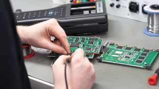 Ecu.de bzw. Glaubitz setzt seit vielen Jahren erfolgreich elektronische Fahrzeugkomponenten instand. Doch auch das, womit Werkstätten diese prüfen, also Diagnostester und Co., repariert das Zittauer Unternehmen – in der Regel zu sehr günstigen Konditionen. (Bild: Glaubitz)