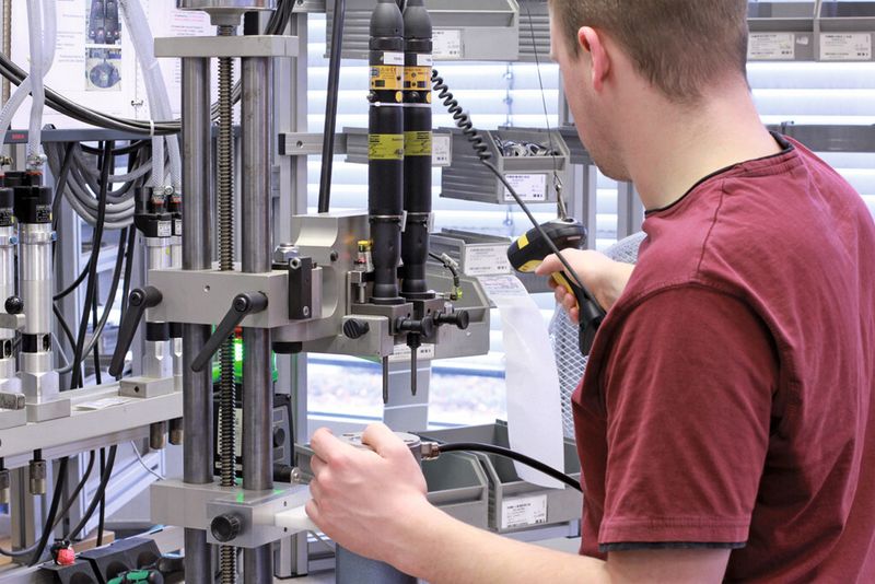 Bild 4: Durch das Einscannen erhält die Schraubersteuerung den für diesen Motor richtigen Parametersatz (Drehmoment und Drehwinkel). (Bild: Atlas Copco Tools)