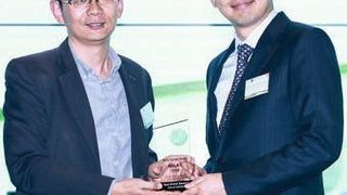 Alan Cheung Hiu Lung (r.) von Kerry EAS Logistics Ltd. überreicht Dr. Ding Ling von der Hafen-Hamburg-Repräsentanz Shanghai den Award „Best Global Seaport“ für den Hamburger Hafen. (Hafen Hamburg Marketing)