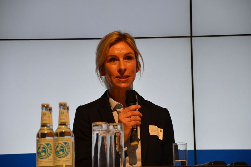 Die Sachverständige Victoria von Alkewitz Victoria zeigte auf, wo sie Probleme in aktuellen Bestrebungen von Versicherern sieht, Verbraucher Unfallschäden mit dem Smartphone erfassen zu lassen, um auf dieser Grundlage die Schadenhöhe zu ermitteln. (Achter / »kfz-betrieb«)