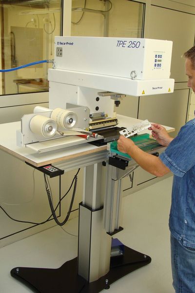 Ergonomischer Tampondruck-Arbeitsplatz aus RK Komponenten. (Bilder: Phoenix Mecano) (Archiv: Vogel Business Media)