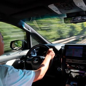 Der Fahrer hat den Verkehr im Blick.(Bild:  sp-x / Benjamin Bessinger)