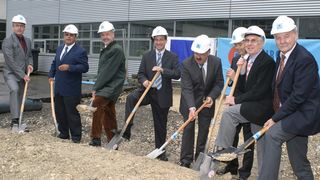 Mit dem Spatenstich gaben Bauherr, Bauunternehmer und Politiker das Startsignal für die neue Fertigungshalle der Firma Uraca Pumpenfabrik GmbH & Co. KG in Bad Urach (v.l.n.r.): Robert Zimmermann, Produktionsleiter, Hilmar Dettinger-Müller, Beiratsvorsitzender, Landrat Thomas Reumann, stellvertretender Bürgermeister Axel Leiss, Geschäftsführer Uraca Johann Amon und Gunter Stöhr, Horst Hank, Architekturbüro Hank + Hirth und Wolfgang Maier, Geschäftsführer Kirchhoff Systembau.	 Bild: Werner Stiefel (Archiv: Vogel Business Media)