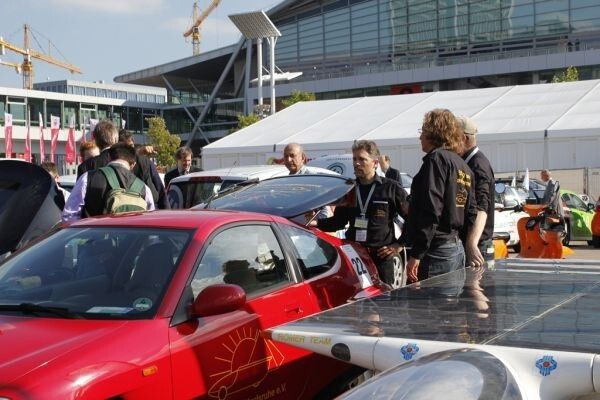 Bertha Benz Challenge 2012, 1. Tag: Präsentation der teilnehmenden Fahrzeuge auf dem Freigelände der Frankfurter Messe. Im Bild der Honda Insight Hybrid des BSM/Solarmobil Karlsruhe e.V. (Ulrich Steinlechner)