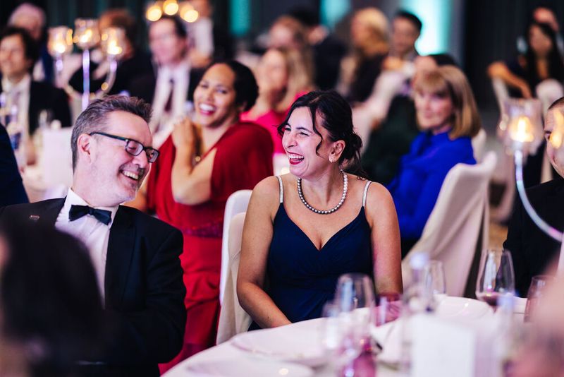 ... wurde wiederum mit einigen Lachern belohnt, Heike Kubitza von den Vogel IT-Medien und secunet-Vertreter Peter Rost haben sichtlich Spaß. (Bild: © Offenblende/Christoph Wehrer )