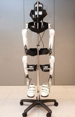Roboteranzug HAL ist aus verschiedenen Kunststoffen sowie Karbon gefertigt und wiegt rund 14 Kilo. Wenn er die Bewegung ausführt, übernimmt er gleichzeitig sein eigenes Gewicht – das kommt dem Patienten zugute. (Marion Nelle)