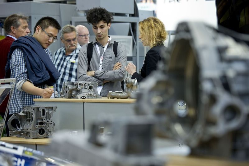 Moulding Expo 2015: Besucher in der Oskar-Lapp-Halle (Halle 6) (Bild: Landesmesse Stuttgart GmbH / Uli Regenscheit)