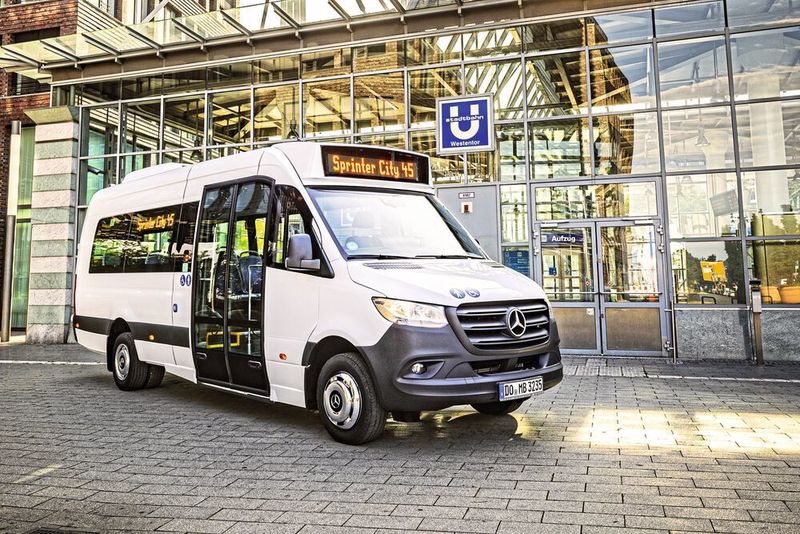Der Sprinter City 45 kann 28 Passagiere mitnehmen. (Daimler)