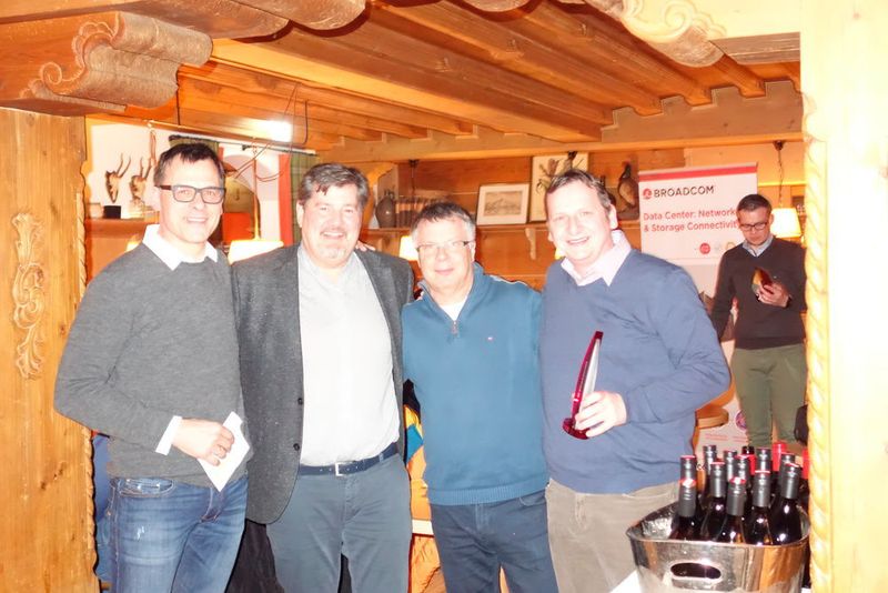 Rüdiger Grund (2.v.r.) und Gerd Schmid (r., beide Extra Computer) mit dem Award Double Sales Achiever. (Vogel IT-Medien GmbH)