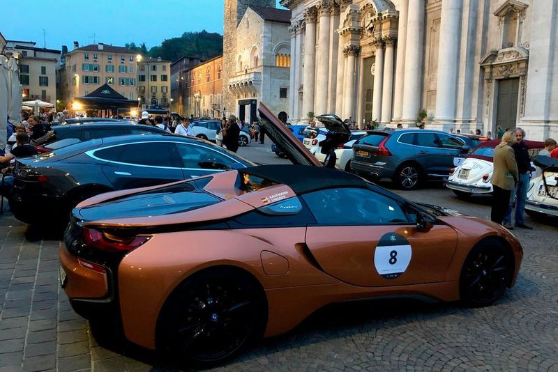 40 Fahrzeuge starteten in Brescia. Ganz vorne der BMW i8 des Teams von Auktion & Markt. (Auktion & Markt)