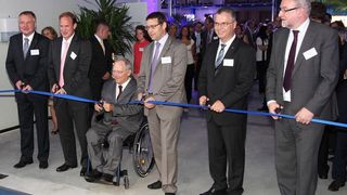 Bundesfinanzminister Dr. Wolfgang Schäuble weihte zusammen mit den Mitarbeitern von TDK-Lambda das neue Logistikzentrum in Achern ein. (Bilder: TDK-Lambda)