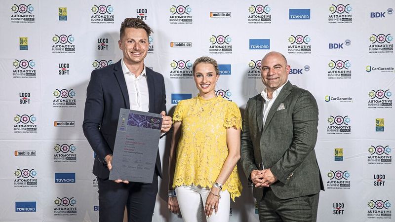 Automobile Darmas ging als einer der Gewinnerbetriebe des Automotive Business Awards 2023 in der Kategorie Digitalisierung aus dem Rennen. Das Unternehmen hat zusammen mit dem österreichischen Start-up-Unternehmen NXRT ein Konzept für stationäre Probefahrten mit Hilfe von Datenbrillen umgesetzt. (Bild: Stefan Bausewein)