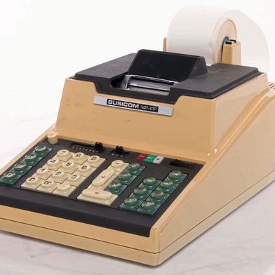 Ein Chip, der  Geschichte schrieb:  Der Intel 4004 wurde ursprünglich als einer von vier Chips für eine Auftragsarbeit der japanischen Nippon Calculating Machine Corp. entworfen und in der Rechenmaschine Busicom 141-PF verbaut. Als das Gerät floppte, kaufte Intel das Design für den Prozessor für 60.000 US-Dollar wieder zurück.  (Bild: Intel)