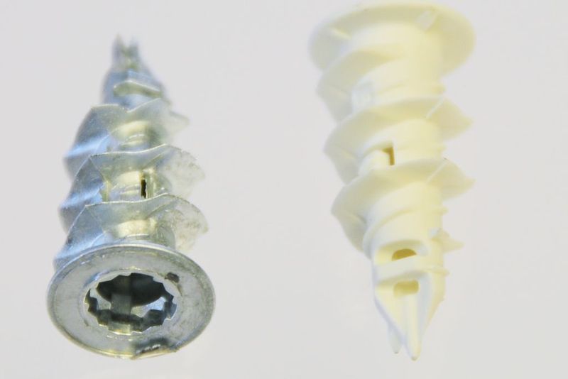 Bild 12: Diesen Dübel für Gipskartonplatten gibt als Zinkdruckgussteil, aber auch als Kunststoffspritzgießteil. Für Zink sprechen die mechanischen Eigenschaften, für Kunststoff die elektrische Isolierung und das bessere thermische Verhalten. (Archiv: Vogel Business Media)