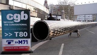 Ein 42 m langes geflochtenes Rohr präsentiert CGB auf der Messe Composites Europe 2011.  (Bild: CGB)