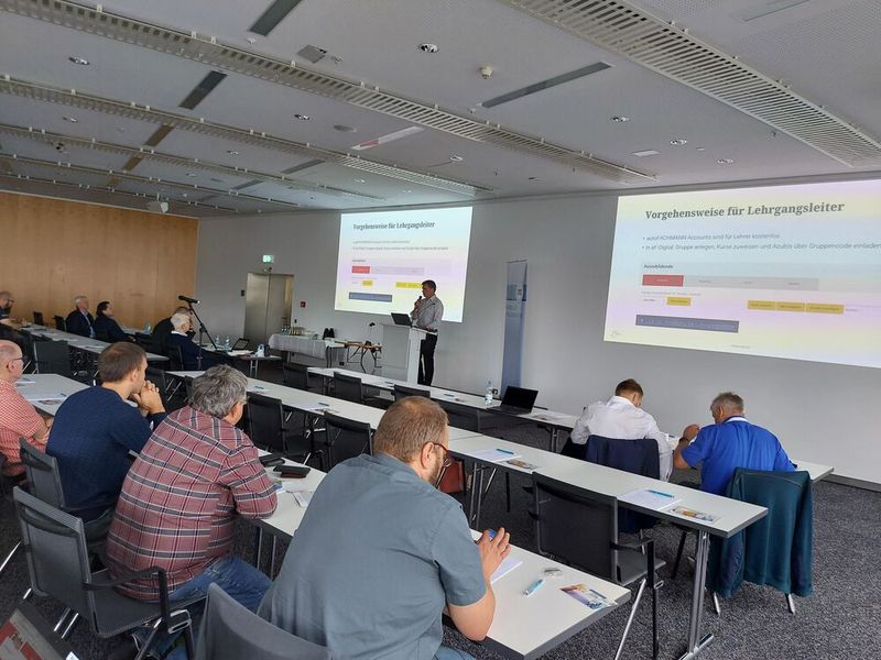 Holger Zietz, Vogel Communications Group, erklärte, wie Trainer in Bildungszentren das autoFACHMANN-ÜLU-Angebot nutzen können. (Bild: Moßner/autofachmann)