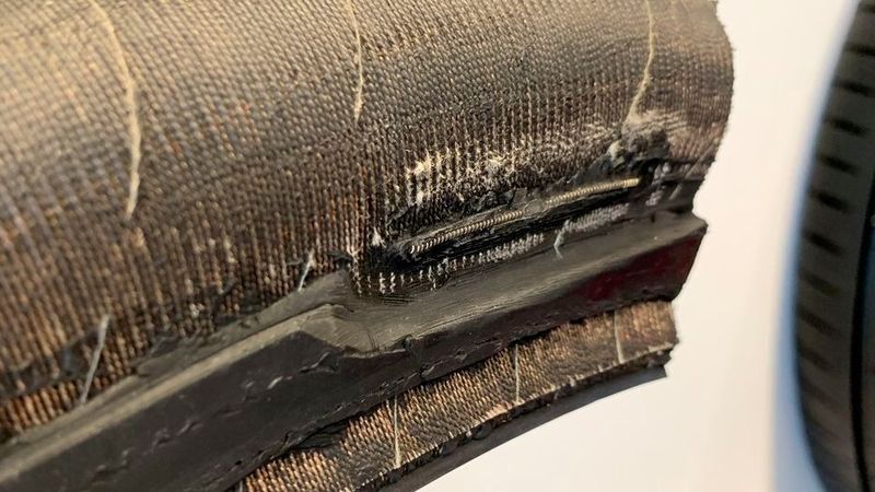 Anschließend werden sie in der Reifenproduktion in die Seitenwände einvulkanisiert. (Bild: Michelin)