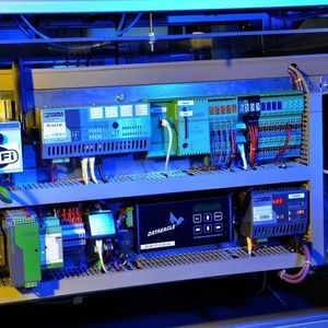 Die Steuerungseinheit eines Fertigungsmoduls in der SmartfactoryKL integriert unterschiedliche Gateways zur drahtlosen Kommunikation.