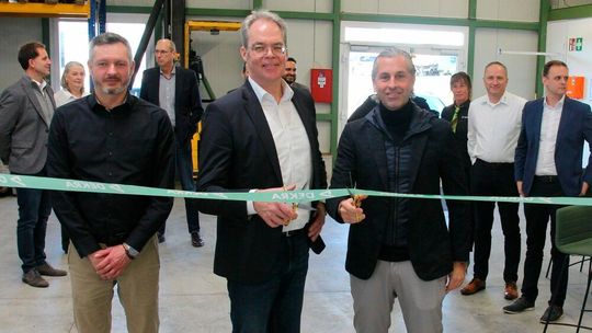 Eröffnen das neue Dekra-Ausbildungszentrum (v.l.): Marian Keller (Leiter Maschinen und Geräte), Jann Fehlauer (Geschäftsführer Dekra Automobil) und Dr. Sebastian Sigle (Bereichsleiter Industrie und Mitglied der GL der Dekra Automobil).(Bild:  Dekra)