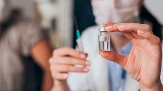 Könnte bald Realität in deutschen Unternehmen werden: Impfungen durch die Betriebsärzte. (©cherryandbees - stock.adobe.com)