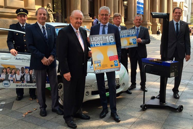 Auftakt beim Kfz-Gewerbe Hessen: (v.li.) Erik Hessenmüller (Polizeirat Polizeipräsidium Frankfurt), Klaus Ruppelt (Präsident Landesverkehrswacht Hessen), Jürgen Karpinski (Präsident Kfz-Gewerbe Hessen), Verkehrsminister Tarek Al-Wazir, Matthias Feltz (Vorsitzender ADAC Hessen-Thüringen), Gerhard Bereswill (Polizeipräsident Stadt Frankfurt am Main) und Joachim Kuhn (Geschäftsführer Kfz-Gewerbe Hessen). (Landesverband Hessen)