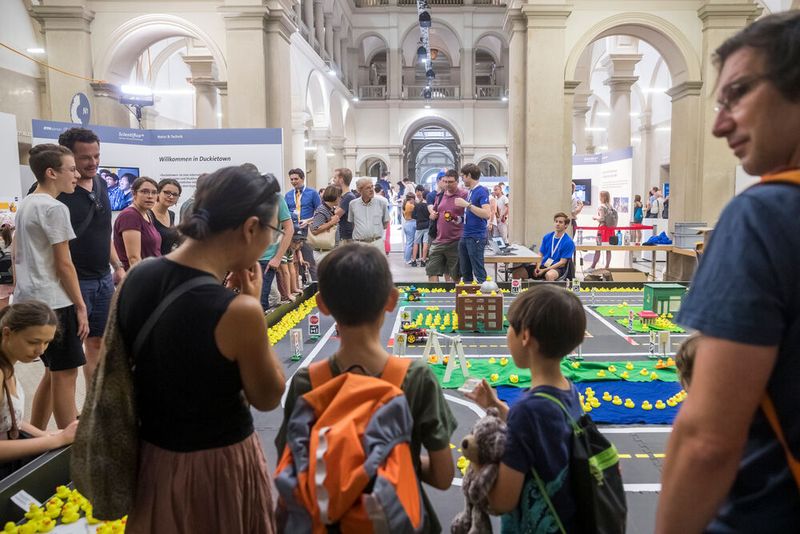 Die Scientifica 2023 lädt Gross und Klein an das grosse Wissenschafts-Festival zum Mitdiskutieren und Mitmachen ein. (Bild: ETH Zürich)